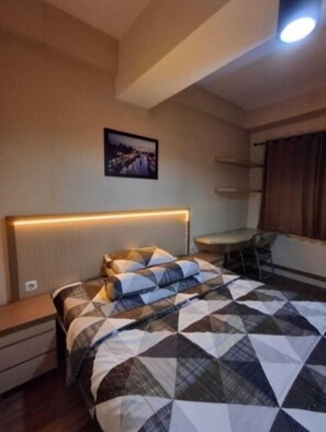 Basic-Studio, Balkon, Stadtblick | Schreibtisch, laptopgeeigneter Arbeitsplatz, kostenloses WLAN