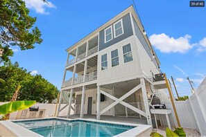 Pool - Spacious NEW Luxury 5 Bedroom / 6 Bath Custom Home with Pool and Elevator (North Myrtle Beach)