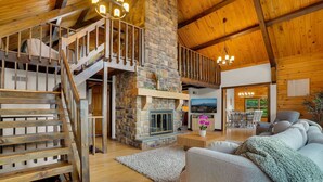 Living area - Whether you`re looking for a romantic getaway or a fun-filled family vacation, this cabin is the perfect destination for you. (Herndon)