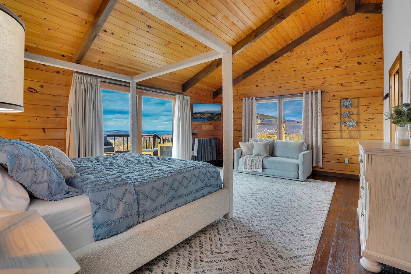 5 habitaciones, escritorio y tabla de planchar con plancha 