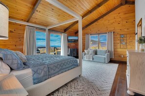 5 bedrooms, desk, iron/ironing board, travel crib