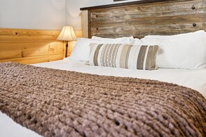 3 bedrooms - Firefly Holler by Beyond Expectations w Hot Tub (Pigeon Forge)
