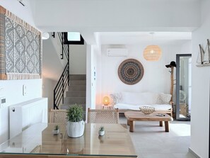 Interior - Villa Finoe · 4-Bedroom Villa with Private Pool, BBQ, 7-Minute Walk to the Beach (Naxos Island)