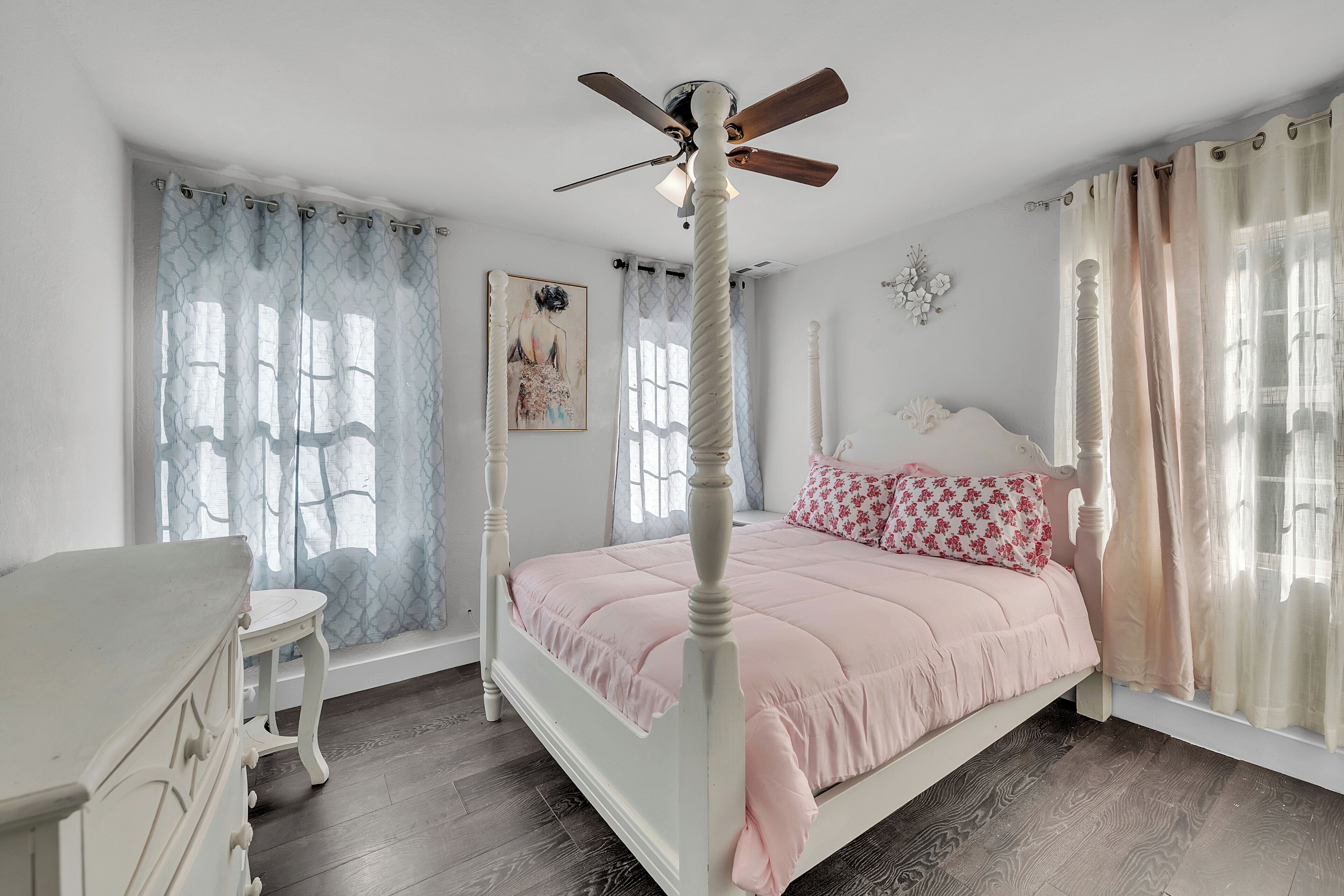 3 عدّة غرف نوم ومكواة/لوح كي وواي فاي وملاءات أسرّة