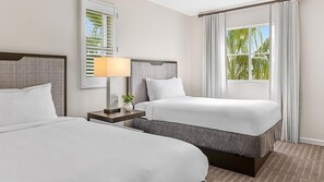 Tabla de planchar con plancha, wifi y ropa de cama 