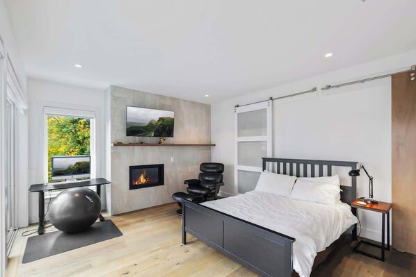 3 bedrooms, iron/ironing board, travel cot, WiFi - Bayview Modern Luxury by the Lake (Bellevue)