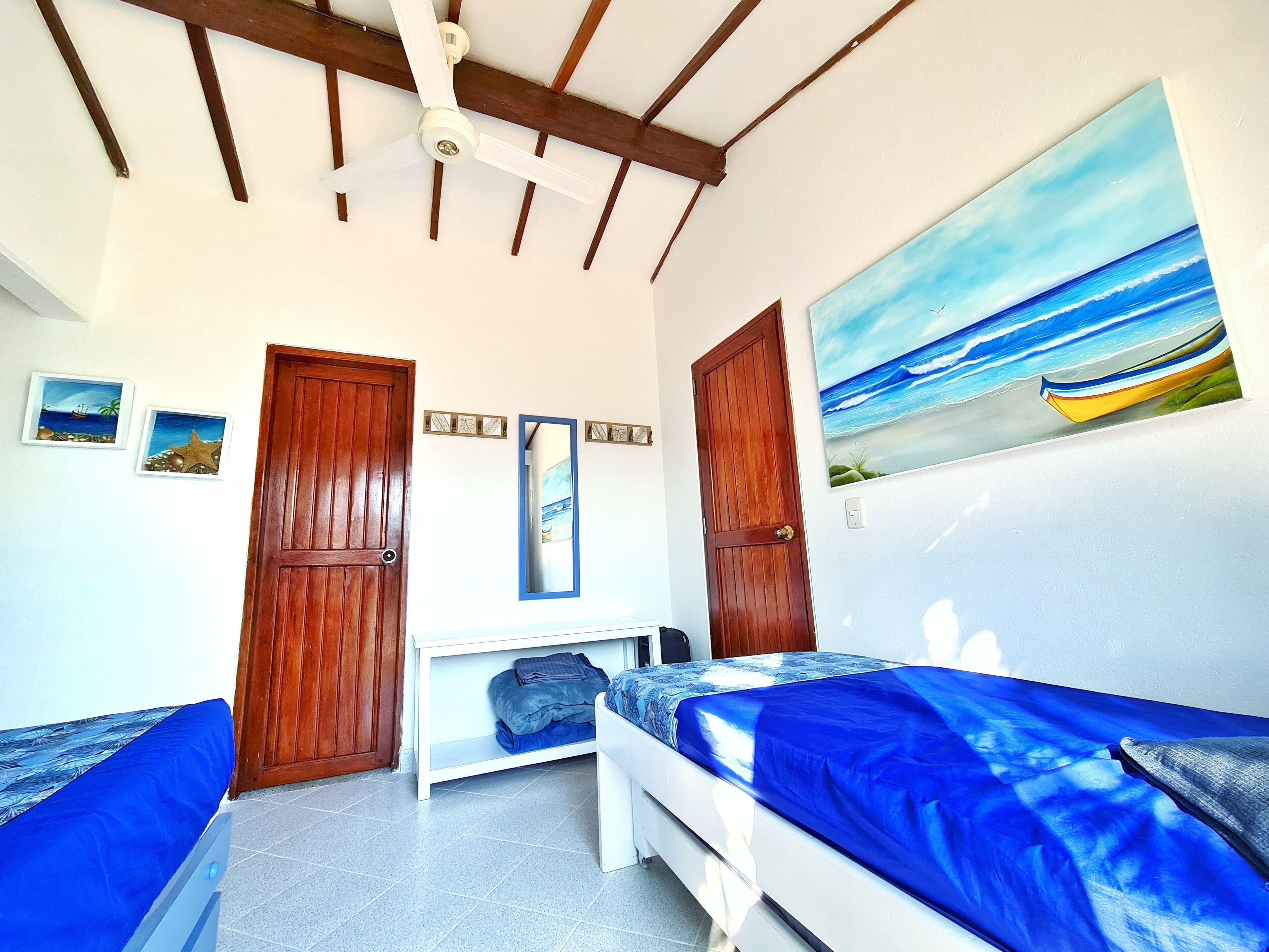 4 dormitorios, tabla de planchar con plancha, wifi y ropa de cama