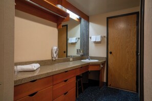 مجففات شعر، مناشف، صابون، ورق حمّام