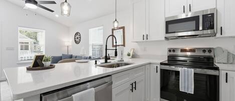 Frigorífico, microondas, horno y placa de cocina