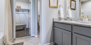 Shower, jetted bath, bidet, towels - Beautiful 3-bedroom house in charming Lake Charles with AC,and 2 full bathrooms. (Lake charles)