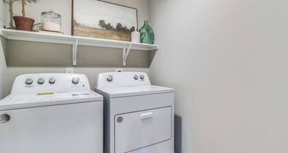 3-bedroom house in charming Lake Charles with AC, 2 full bathrooms. Very spacey