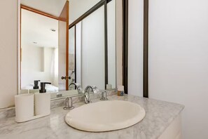 Hair dryer, towels, soap, toilet paper - LOlive Sunny PH. 3 min WTC. 8px/4BD/3BT/ 8 beds. (Ciudad de México)