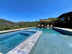 Utomhuspool och uppvärmd pool