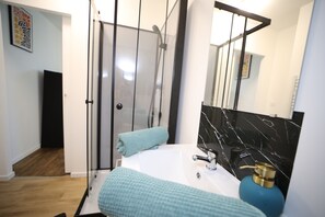 Shower, hair dryer, towels, soap - Eden II, L'unique (Cambrai)