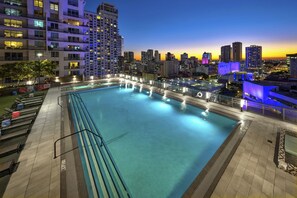 Utomhuspool och uppvärmd pool