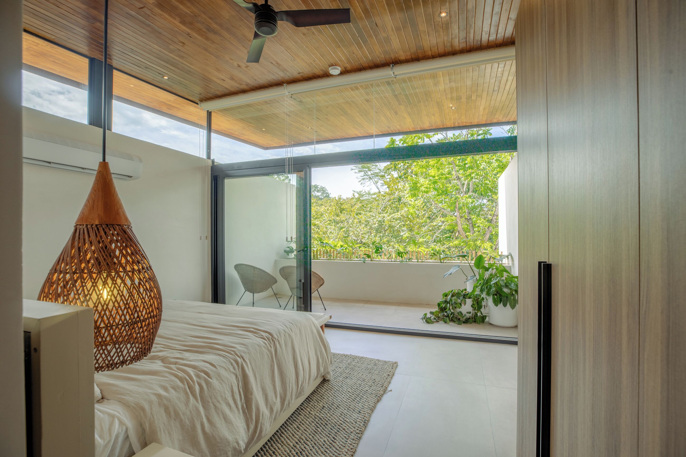 3 bedrooms, in-room safe, desk, free WiFi