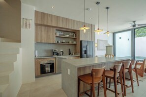 Réfrigérateur, four à micro-ondes, un four, surface de cuisson