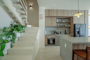 Réfrigérateur, four à micro-ondes, un four, surface de cuisson