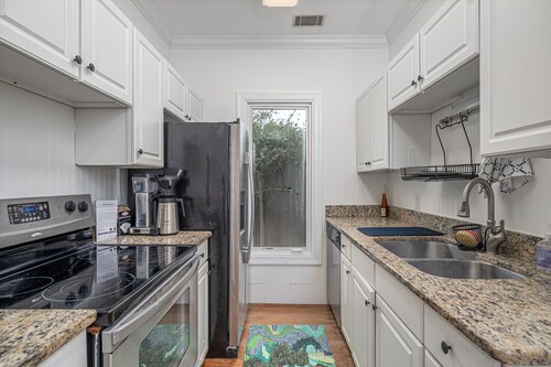 Charming One-Bedroom Condo, Close to everything, With Parking