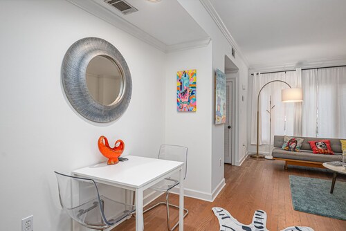 Charming One-Bedroom Condo, Close to everything, With Parking
