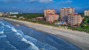 على الشاطئ، كراسي للتشمس، مناشف للشاطئ