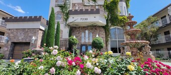 Enjoy your own castle experience at the heart of the city!
