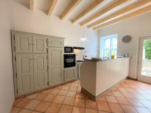 ثلاجة، ميكروويف، غسالة أطباق