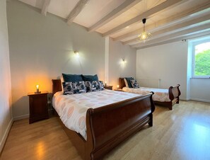 2 عدّة غرف نوم وخدمة الإنترنت