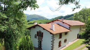 A two-story house with a red-tiled roof, stone walls, and a small garden. - FAGACHURIA - ITXASSOU (ITXASSOU)