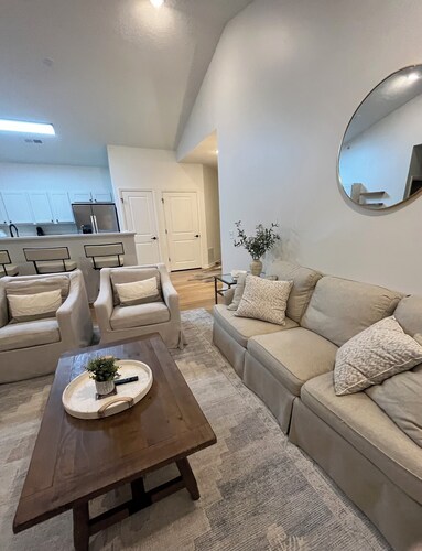 Cozy newly renovated 3 bedroom condo! Only 12-15 min walk to campus.