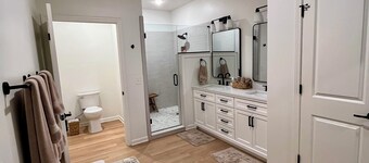 Cozy newly renovated 3 bedroom condo! Only 12-15 min walk to campus.