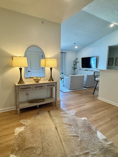 Cozy newly renovated 3 bedroom condo! Only 12-15 min walk to campus.