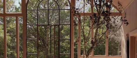 Kjøleskap, ovn, kokeplater og oppvaskmaskin