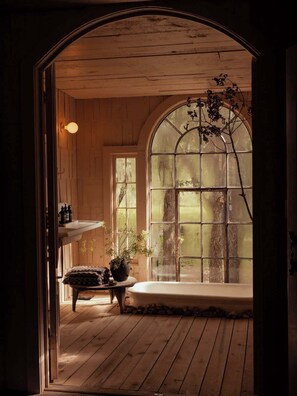 Spa - A home by designers for design lovers. (Round Top)