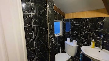 Familie appartement, terras, uitzicht op de stad | Een strijkplank/strijkijzer, gratis wifi