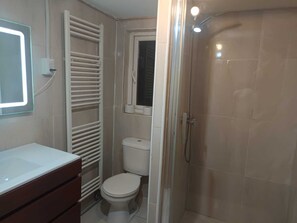 Ducha, toallas, jabón, papel higiénico