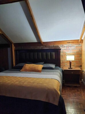 Familie appartement, patio, uitzicht op stad | Een strijkplank/strijkijzer, gratis wifi