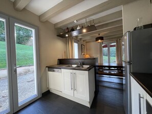 Een koelkast, een microgolfoven, een vaatwasser