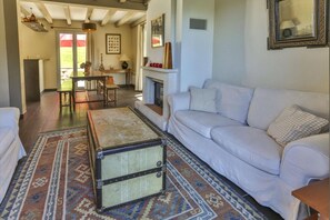 Televisie en een open haard