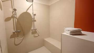 Douche, serviettes fournies, papier toilette