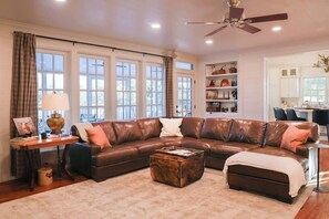 TV, offices - Poolside Escape 10 Min to Round Top+Hot Tub+Views (Fayetteville)