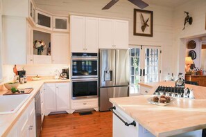Fridge, oven, stovetop, dishwasher - Poolside Escape 10 Min to Round Top+Hot Tub+Views (Fayetteville)
