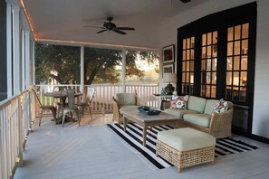 Outdoor dining - Poolside Escape 10 Min to Round Top+Hot Tub+Views (Fayetteville)