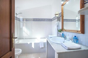 Dusche, Haartrockner, Handtücher