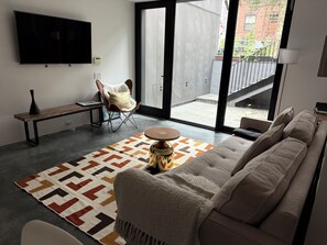 TV - Chic 1-bedroom corporate/furnished apartment in Adams Morgan- modern and bright (Washington)