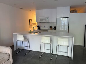 Microwave, oven, stovetop, dishwasher - Chic 1-bedroom corporate/furnished apartment in Adams Morgan- modern and bright (Washington)