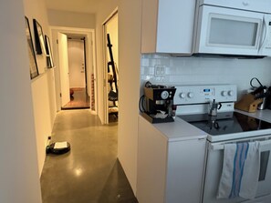 Microwave, oven, stovetop, dishwasher - Chic 1-bedroom corporate/furnished apartment in Adams Morgan- modern and bright (Washington)