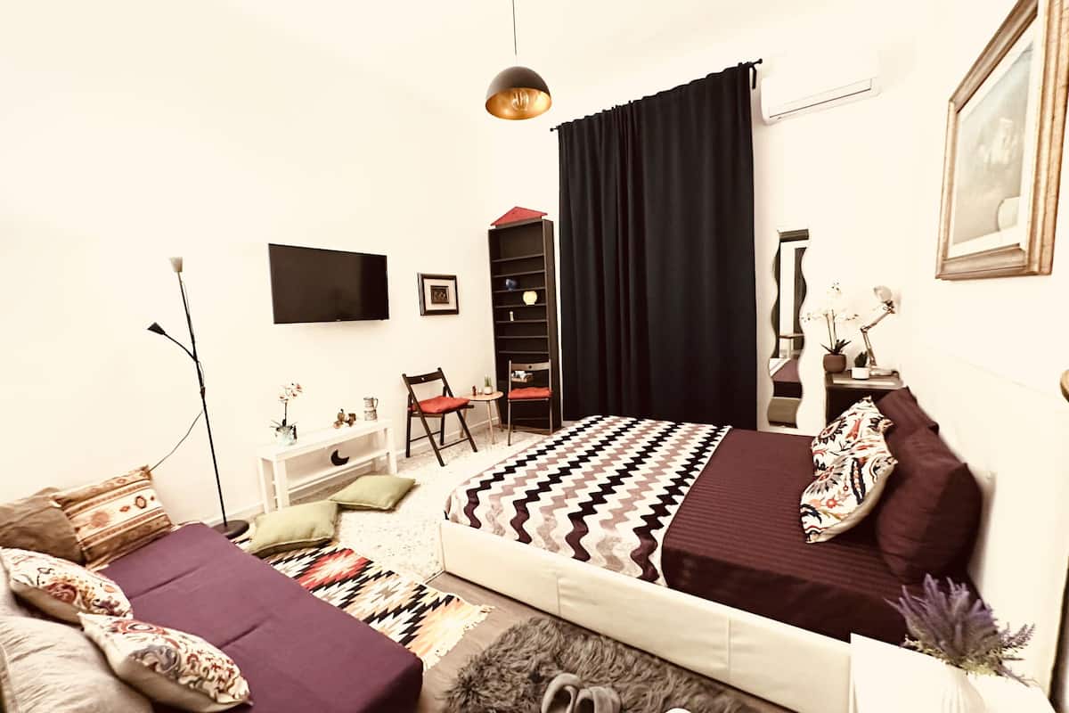 Safe på rommet, skrivebord og skrivebord for bærbar PC