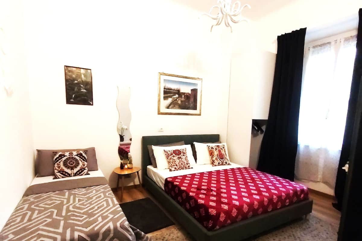 Safe på rommet, skrivebord og skrivebord for bærbar PC