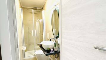 Zimmer | Badezimmer | Dusche, kostenlose Toilettenartikel, Haartrockner, Hausschuhe